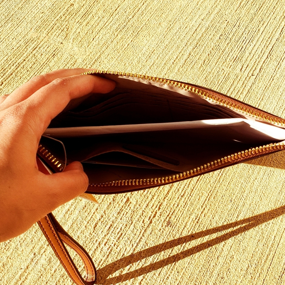 MICHAEL KORS ASPEN JST XL CLTCH WRISTLET - Picture 2 of 4